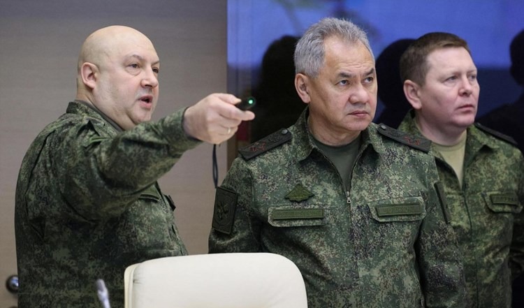 شويغو يتفقد القوات الروسية في منطقة العملية العسكرية
