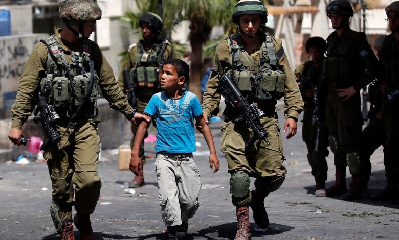 خلال عام 2022 ... إسرائيل تعتقل 882 طفلاً فلسطينياً و172 إمرأة