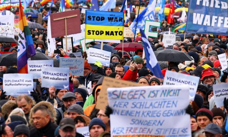 آلاف المتظاهرين في ألمانيا يطالبون بوقف توريد الأسلحة إلى أوكرانيا