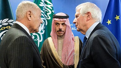 جوزيف بوريل والأمين العام لجامعة الدول العربية أحمد أبو الغيط ووزير الخارجية السعودية الأمير فيصل بن فرحان