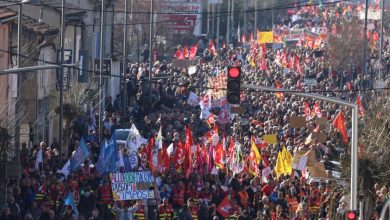 الفرنسيون يواجهون سياسات الحكومة بالإضرابات والاحتجاجات