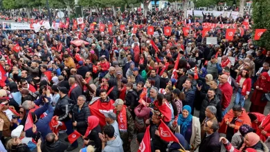 آلاف التونسيين يتظاهرون دعماً لقرارات سعيد