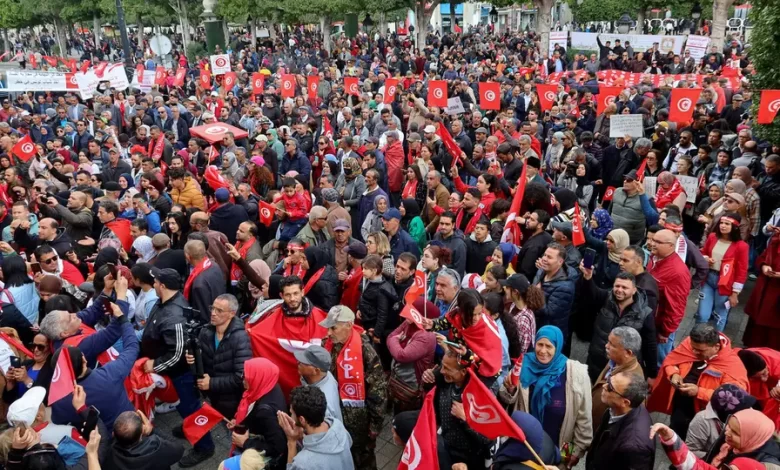 آلاف التونسيين يتظاهرون دعماً لقرارات سعيد