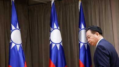 وزير الخارجية التايواني "جوزيف وو" يصل إلى مؤتمر صحافي في تايبيه عقب قطع العلاقات مع هندوراس