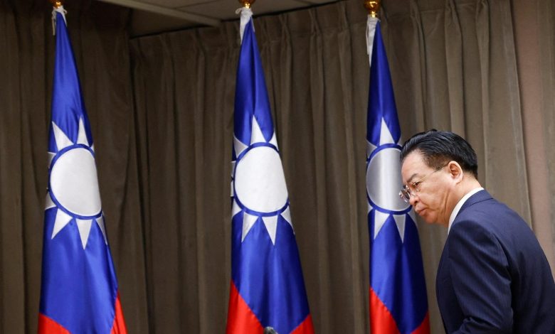 وزير الخارجية التايواني "جوزيف وو" يصل إلى مؤتمر صحافي في تايبيه عقب قطع العلاقات مع هندوراس