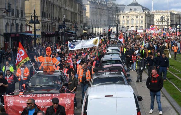 موجة احتجاجات فرنسية ثامنة ضد مشروع إصلاح نظام التقاعد