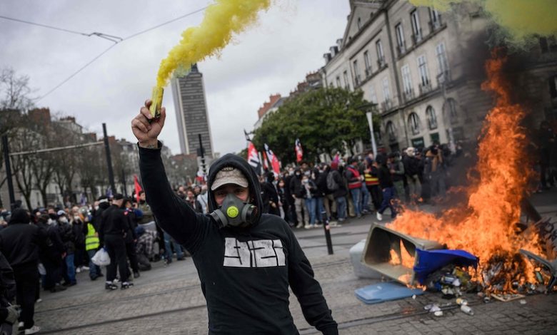 احتجاجات مليونية في فرنسا ضد قانون التقاعد والشرطة تشتبك مع المتظاهرين