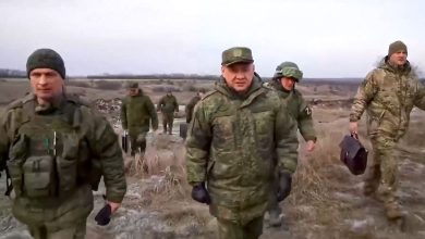 Sergueï Choïgou inspecte un poste de commandement sur le front en Ukraine
