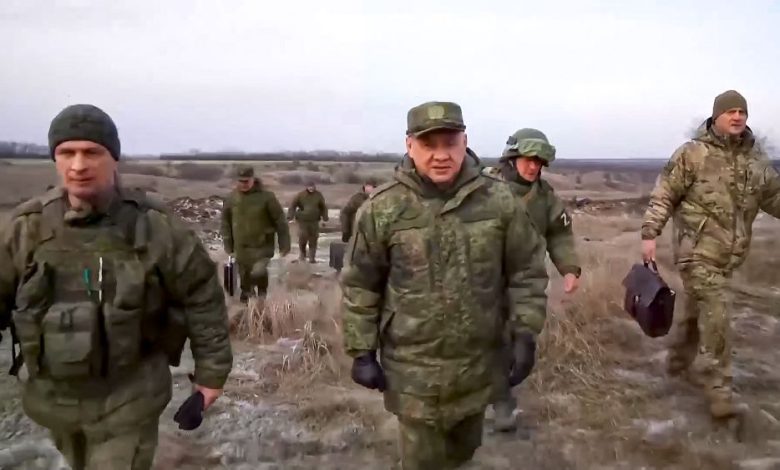 Sergueï Choïgou inspecte un poste de commandement sur le front en Ukraine