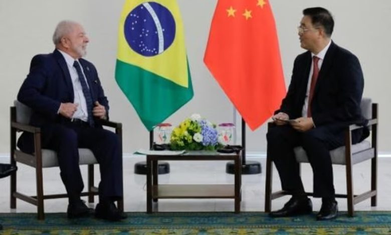 الرئيس البرازيلي لويس ايناسيو لولا دا سيلفا خلال لقاء مع سفير الصين في البرازيل