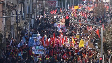 الفرنسيون يواجهون سياسات الحكومة بالإضرابات والاحتجاجات