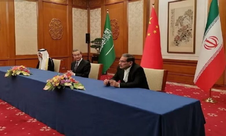 ممثلو السعودية وإيران والصين خلال توقيع الاتفاق