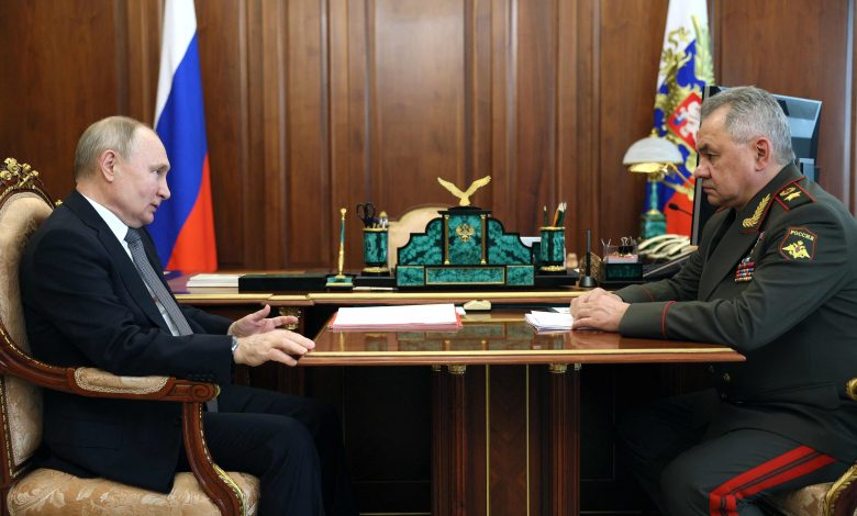 Poutine discute avec Sergueï Choïgou les capacités militaires