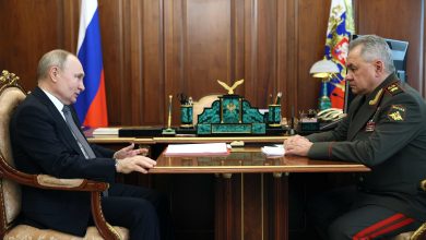 وزير الدفاع الروسي سيرجي شويغو يقدم تقريراً للرئيس فلاديمير بوتين