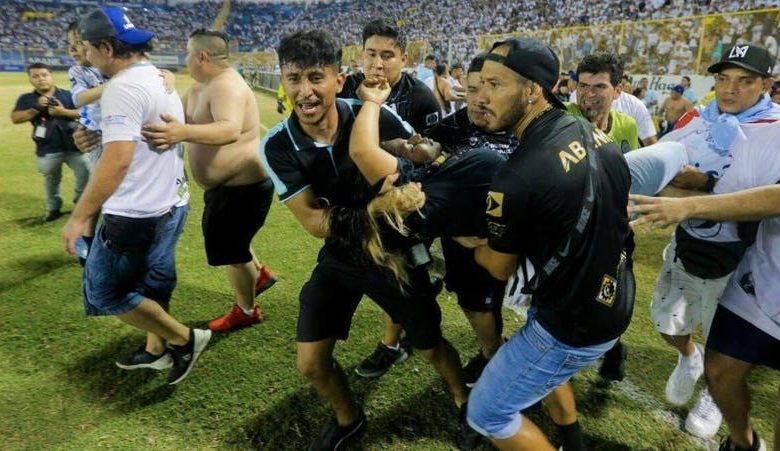 تدافع بملعب كرة قدم في السفادور يتسبب بمصرع 12 شخص