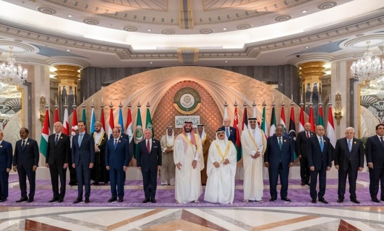 صورة جماعية للقادة بالقمة العربية الـ32 في جدة