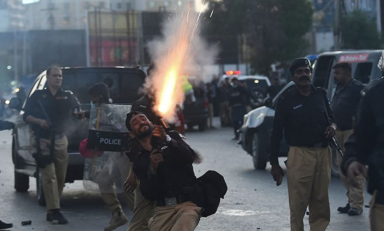 احتجاجات واسعة ضد اعتقال رئيس الوزراء الباكستاني السابق عمران خان