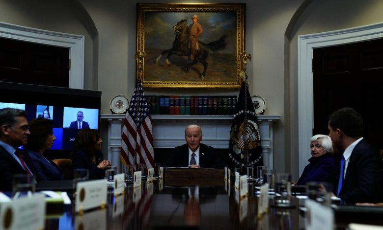 الرئيس الأميركي جو بايدن في اجتماع اقتصادي تحضره وزيرة الخزانة
