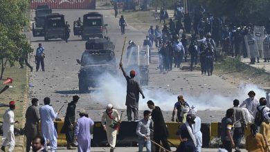 عمران خان قيد الحبس الاحتياطي والسلطات الباكستانية تواصل فرض حالة طوارئ