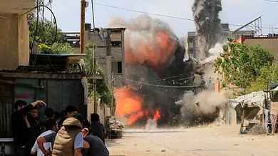 قصف أحد البيوت في غزة