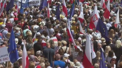 الأكبر منذ 30 عام... مئات الآلاف يتظاهرون ضد الحكومة في بولندا