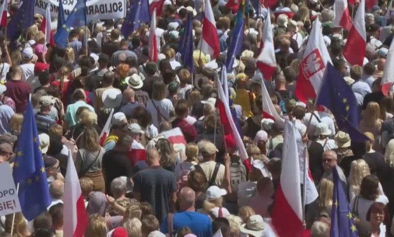 الأكبر منذ 30 عام... مئات الآلاف يتظاهرون ضد الحكومة في بولندا