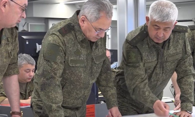 Sergueï Choïgou inspecte les forces russes en Ukraine