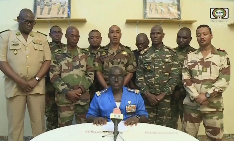 جيش النيجر يؤيد الانقلاب على الرئيس محمد بازوم