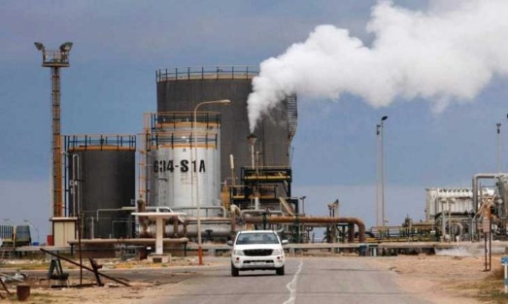 قبائل ليبية تغلق أكبر حقول النفط بالبلاد احتجاجاً على احتجاز وزير سابق