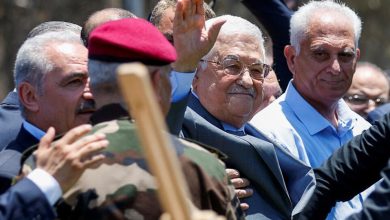 عباس خلال زيارته جنين
