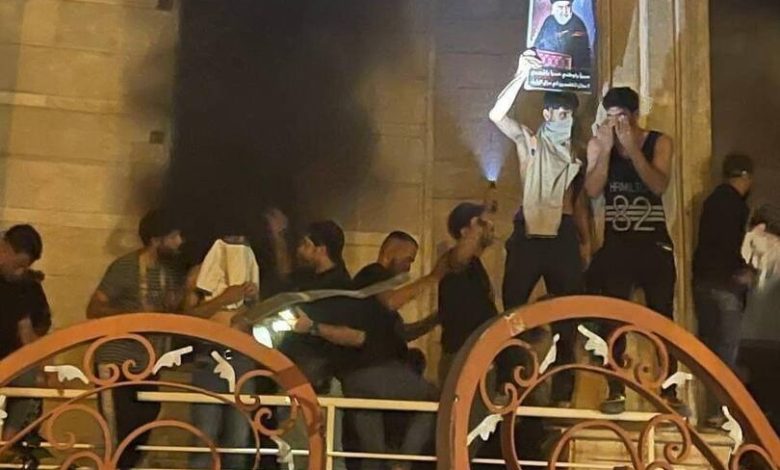 غاضبون يضرمون النار في السفارة السويدية احتجاجاً على حرق القرآن