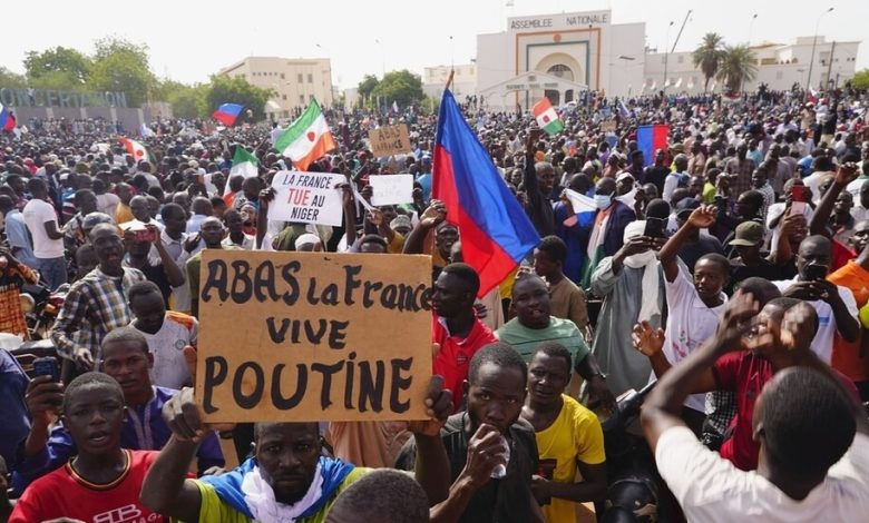 متظاهرون مؤيدون للانقلاب أمام سفارة فرنسا