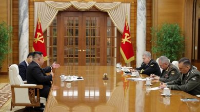 زعيم كوريا الشمالية يلتقي وزير الدفاع الروسي في بيونغ يانغ