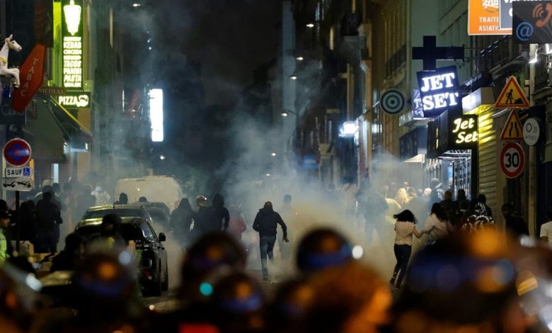 La police française arrête des centaines des personnes