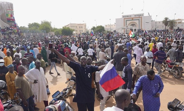 آلاف المتظاهرين المؤيدين للانقلاب العسكري في النيجر