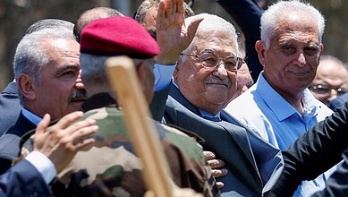 عباس خلال زيارته جنين