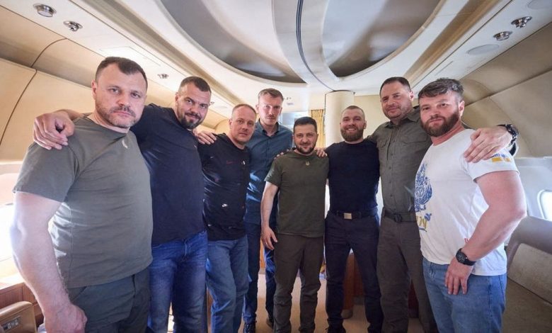 مقاتلو مصنع آزوفستال برفقة الرئيس الأوكراني على الطائرة الخاصة التي أقلته من تركيا إلى كييف
