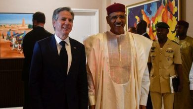 وزير الخارجية الأميركي أنتوني بلينكين والرئيس النيجيري المعزول محمد بازوم في النيجر