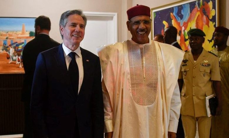 وزير الخارجية الأميركي أنتوني بلينكين والرئيس النيجيري المعزول محمد بازوم في النيجر