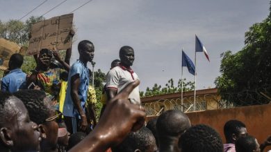 متظاهرون يتجمعون خارج السفارة الفرنسية في نيامي بعد مسيرة لدعم المجلس العسكري في النيجر