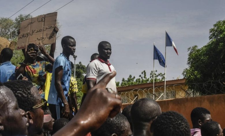متظاهرون يتجمعون خارج السفارة الفرنسية في نيامي بعد مسيرة لدعم المجلس العسكري في النيجر