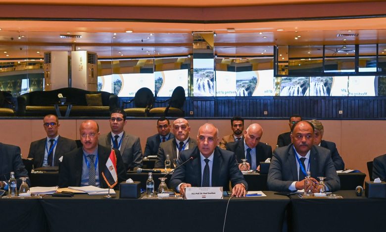وزير الموارد المائية والري المصري الدكتور هاني سويلم مع أعضاء الوفد المصري خلال استئناف المفاوضات بشأن سد النهضة الإثيوبي في القاهرة. 27 أغسطس 2023
