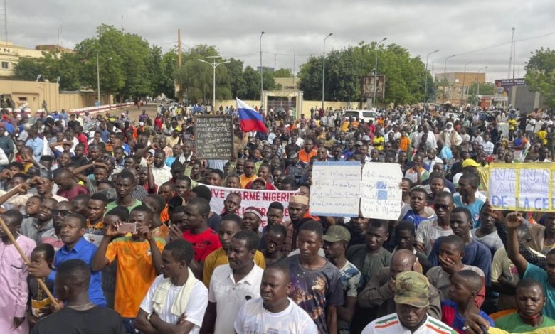 أنصار المجلس العسكري في النيجر يتظاهرون رفضاً للتدخلات الأجنبية