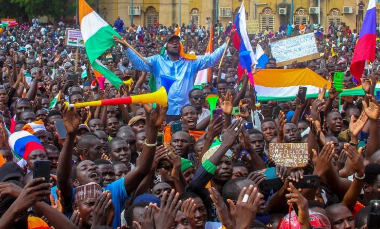 آلاف المتظاهرين يطالبون بطرد السفير الفرنسي ملوحين بأعلام النيجر والجزائر وروسيا