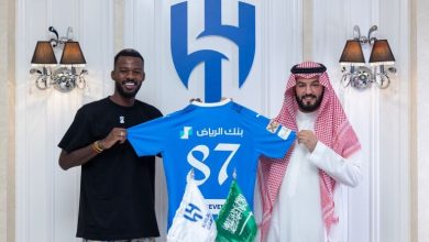 تمبكتي (يسار) بعد التوقيع للهلال