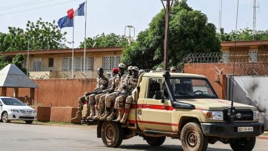 دورية لشرطة النيجر بجوار السفارة الفرنسية في العاصمة نيامي