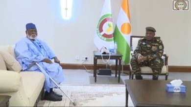 رئيس المجلس العسكري الحاكم في النيجر الجنرال عبد الرحمن تياني ورئيس وفد إيكواس عبد السلام أبوبكر