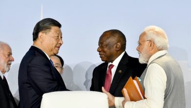 رئيس جنوب إفريقيا سيريل رامافوزا يتوسط رئيس الوزراء الهندي ناريندرا مودي والرئيس الصيني