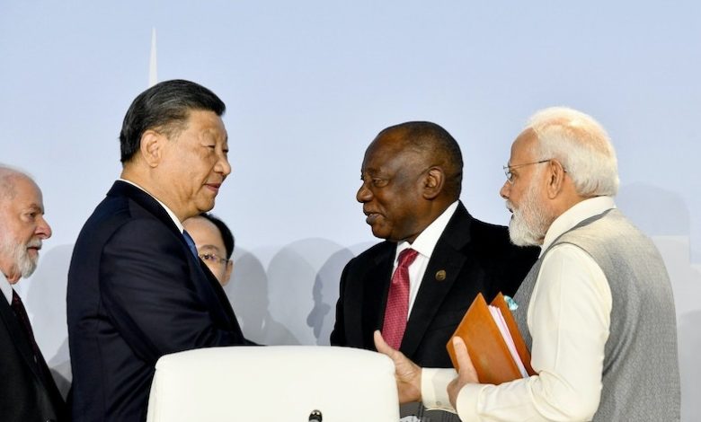 رئيس جنوب إفريقيا سيريل رامافوزا يتوسط رئيس الوزراء الهندي ناريندرا مودي والرئيس الصيني