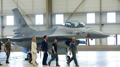 روته وزيلينسكي يتفقدان مقاتلة من طراز اف-16